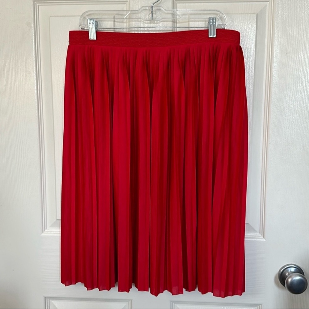 🆕 Red Pleated Divided H&M Midi Skirt L